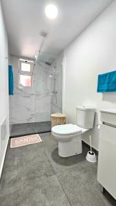 カリェタにあるSol & Maréのトイレとシャワー付きのバスルーム