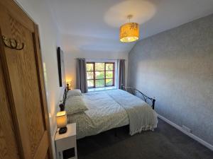 une chambre avec un lit et une fenêtre dans l'établissement Cosy Apartment in Fettercairn, à Fettercairn