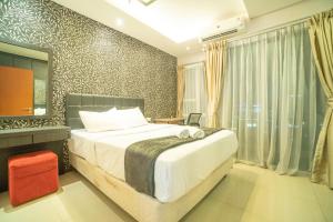 ein Schlafzimmer mit einem großen weißen Bett und einem Fenster in der Unterkunft 1BR Near GI Mall Thamrin, SCBD in Jakarta + 50 Fotos