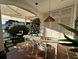 un patio con tavolo e sedie bianchi di Arlore a Grimaud Altre 24 foto