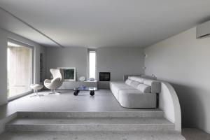 un salon avec un canapé et une chaise dans l'établissement Villa Itaca, à Casorzo