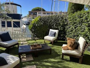 un gruppo di sedie e un tavolino in un cortile di Arlore a Grimaud