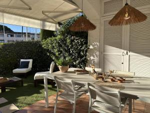 un patio con tavolo, sedie e ombrellone di Arlore a Grimaud