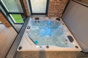 カウナスにあるDesign 2 BD Apartment with Hot Tube by Domviaの大きなジャグジータブが備わります。 +30枚の写真