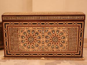 a wooden box sitting on top of a table at Habu Hotel in Al Aqālitah