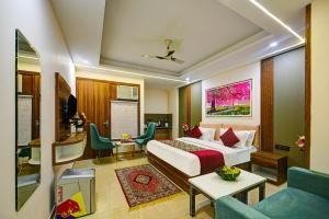 Una habitación de hotel con una cama y una sala de estar. en Airport Hotel Dream World - Offering Free Airport Drop, en Nueva Delhi