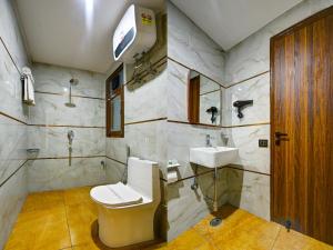 un baño con inodoro y lavabo en Airport Hotel Dream World - Offering Free Airport Drop, en Nueva Delhi 22 fotos más