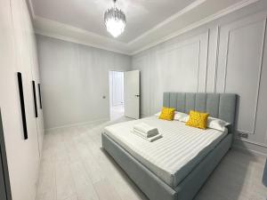 Ένα ή περισσότερα κρεβάτια σε δωμάτιο στο Просторная 3-комнатная квартира, для компании или семьи 6 спальных мест