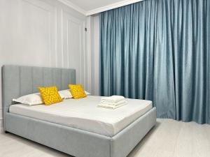 Ένα ή περισσότερα κρεβάτια σε δωμάτιο στο Просторная 3-комнатная квартира, для компании или семьи 6 спальных мест