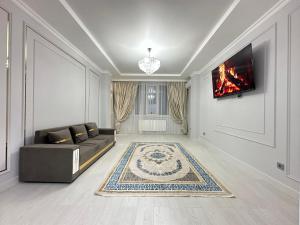 Μια τηλεόραση ή/και κέντρο ψυχαγωγίας στο Просторная 3-комнатная квартира, для компании или семьи 6 спальных мест +12 φωτογραφίες