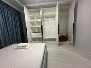 Ένα ή περισσότερα κρεβάτια σε δωμάτιο στο Просторная 3-комнатная квартира, для компании или семьи 6 спальных мест