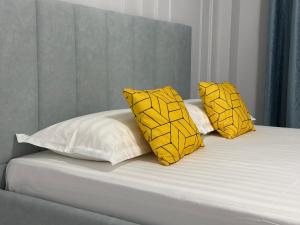 Ένα ή περισσότερα κρεβάτια σε δωμάτιο στο Просторная 3-комнатная квартира, для компании или семьи 6 спальных мест