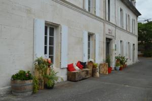 A patio or other outdoor area at Le Moulin de Bassac