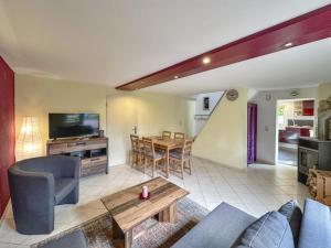 a living room with a couch and a table at Kegel in Lohsdorf