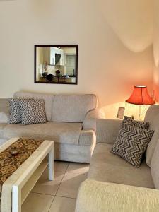 Posezení v ubytování Exquisite & inviting 2 Bedroom 2 bath Balcony Fast internet + 18 fotografií
