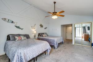 Ένα ή περισσότερα κρεβάτια σε δωμάτιο στο Osage Beach Home Deck, Pool Access +38 φωτογραφίες