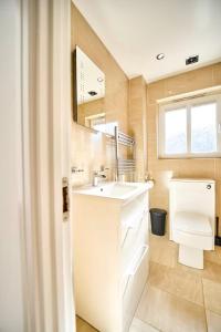 CockenzieにあるModern 4-Bed Home, Tranentの洗面台とトイレ付きのバスルーム