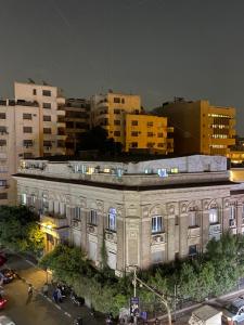 ein großes Gebäude in einer Stadt in der Nacht in der Unterkunft Cairo Crystal Hotel in Kairo