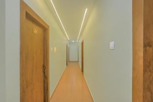 a hallway with a long corridor with a door and a hallwayngth at SPOT ON Hotel Blue Diamond Inn in Bihta