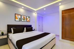 a bedroom with a large bed in a room at Hotel O Acroview in Ballygunge