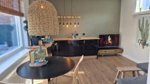 ein Wohnzimmer mit Tisch und Kamin in der Unterkunft Tip! Noordwijk city center house in Noordwijk aan Zee