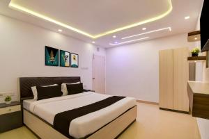 a bedroom with a large bed in a room at Hotel O Acroview in Ballygunge