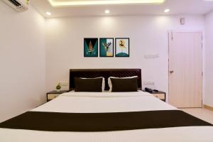 a bedroom with a large bed in a room at Hotel O Acroview in Ballygunge +21 photos