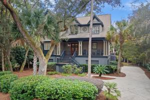 una casa con delle palme davanti di SS162: 162 Surfsong Road a Kiawah Island