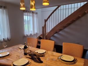 a wooden table with chairs and a table with wine glasses at Beim Mooswiesler Dahoam in Polling