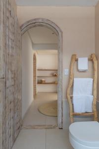 Un baño con un inodoro blanco y un espejo. en Vila Nazare, en São Miguel do Gostoso 24 fotos más