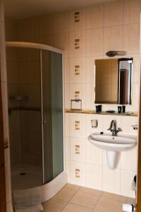 a bathroom with a shower and a sink at GAJOVA Restauracja & Nocleg in Pobiedziska
