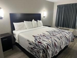 Postel nebo postele na pokoji v ubytování Red Roof Inn Kimball, TN I-24