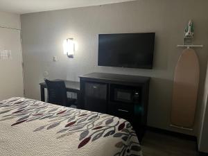 Un televizor și/sau centru de divertisment la Red Roof Inn Kimball, TN I-24