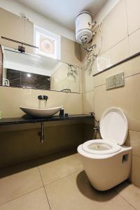 Ένα μπάνιο στο 2bhk luxury White lotus apartment by madanan