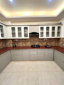 Η κουζίνα ή μικρή κουζίνα στο 2bhk luxury White lotus apartment by madanan +6 φωτογραφίες