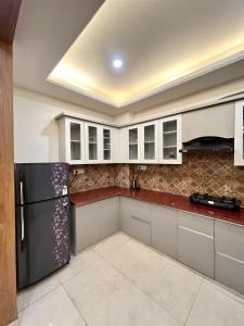 Η κουζίνα ή μικρή κουζίνα στο 2bhk luxury White lotus apartment by madanan