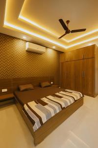 Ένα ή περισσότερα κρεβάτια σε δωμάτιο στο 2bhk luxury White lotus apartment by madanan