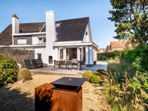 een huis met een patio en een grill in de tuin bij Tranquil in Galopen