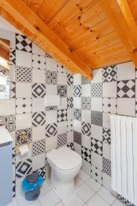 Un baño de Lago di Monate Apartment 28 fotos más