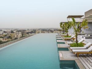 Bazén v ubytování Novotel Vijayawada Varun nebo v jeho okolí
