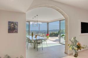 comedor con arco y mesa con sillas en Villa With Pool In The Heart Of French Riviera, en Valbonne