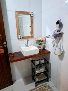 a bathroom with a sink and a mirror at Paraty Mirim - Refugio Montanha in Paraty