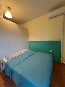 a bedroom with a blue bed in a room at B&B MaKri in Boltiere