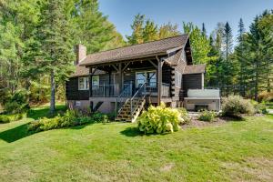 Κήπος έξω από το Private Spring-Fed Pond Idyllic Shrewsbury Cabin!