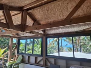 ein Zimmer mit Fenstern und Blick auf das Meer in der Unterkunft Ti Kaz Fifine, bord de mer in Sainte-Anne