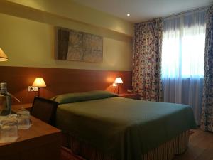 Ein Bett oder Betten in einem Zimmer der Unterkunft Hotel Pazo de Lestrove by Pousadas de Compostela