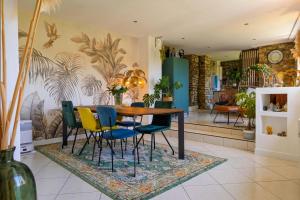 ein Esszimmer mit Tisch und Stühlen in der Unterkunft La Maison du Lavoir Charme & Nature proche de Lyon in Saint-Quentin-Fallavier