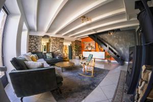 ein Wohnzimmer mit Sofa und Tisch in der Unterkunft La Maison du Lavoir Charme & Nature proche de Lyon in Saint-Quentin-Fallavier