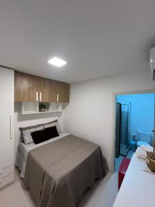 a bedroom with a large bed in a room at Suíte villa in Cayru