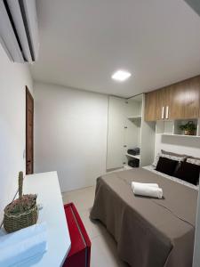 a bedroom with a bed and a table in a room at Suíte villa in Cayru